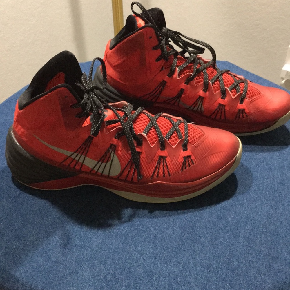 ***25% Sale*** Nike Hyperdunk red and black